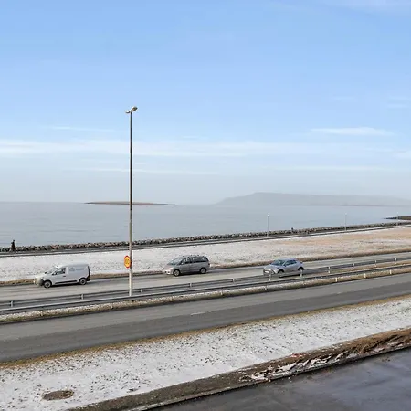 Luxurious Oceanfront - New Listing! Apartment *