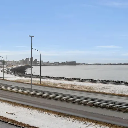 Luxurious Oceanfront - New Listing! Apartment *