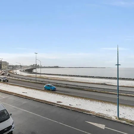 Luxurious Oceanfront - New Listing! Apartment *