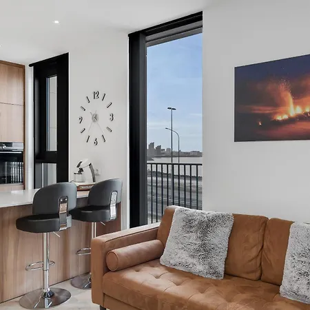 Luxurious Oceanfront - New Listing! Apartment *